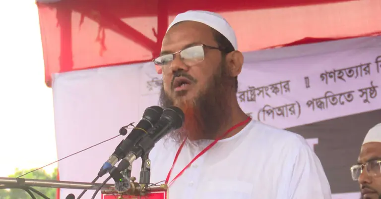 কথা বলছেন নায়েবে আমির মুফতি সৈয়দ মুহাম্মাদ ফয়জুল করীম